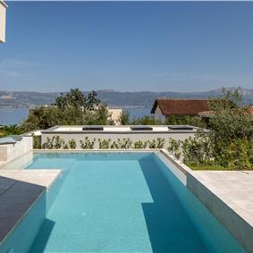 4-Bedroom Luxury Villa with Heated Pool, Ciovo near Trogir – Sleeps 8